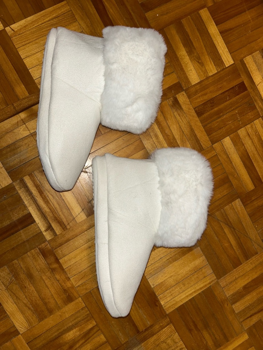 Cozy Women's Faux-Fur Lined Slippers - White
